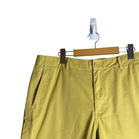 Uniqlo Men's Mustard Flat Front Casual Shorts Inseam 9'' - Picture 2 of 4